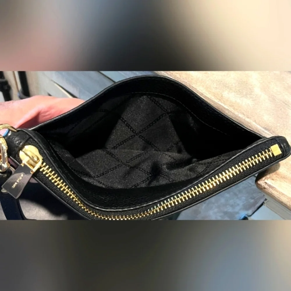 Michael Kors Black Pebbled Leather Large Jet Set Wristlet Like‎ New